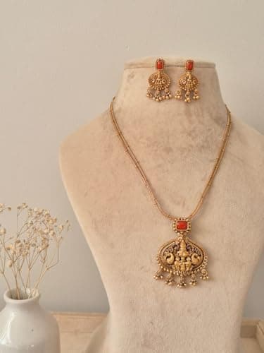 Visaga Aura Premium South Indian Lakshmi Temple Jewellery Necklace Set for Girls & Women –Lightweight Antique Gold Plated Goddess Lakshmi Pendant Necklace with Orange Stone, Traditional Ethnic Wedding 4